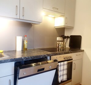 Fridge, microwave, oven, stovetop - Innenstadt Ferienwohnung mit Parkplatz & Veranda. Haustierfreundlich! (Graz)