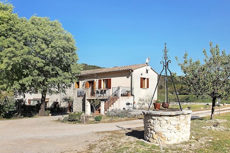 Exterior. Gîte Aux Portes Des Cévennes: Mountain View, Wi-Fi & Air Conditioning