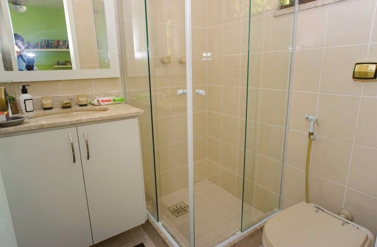 Baignoire à jets, sèche-cheveux, serviettes fournies, papier toilette