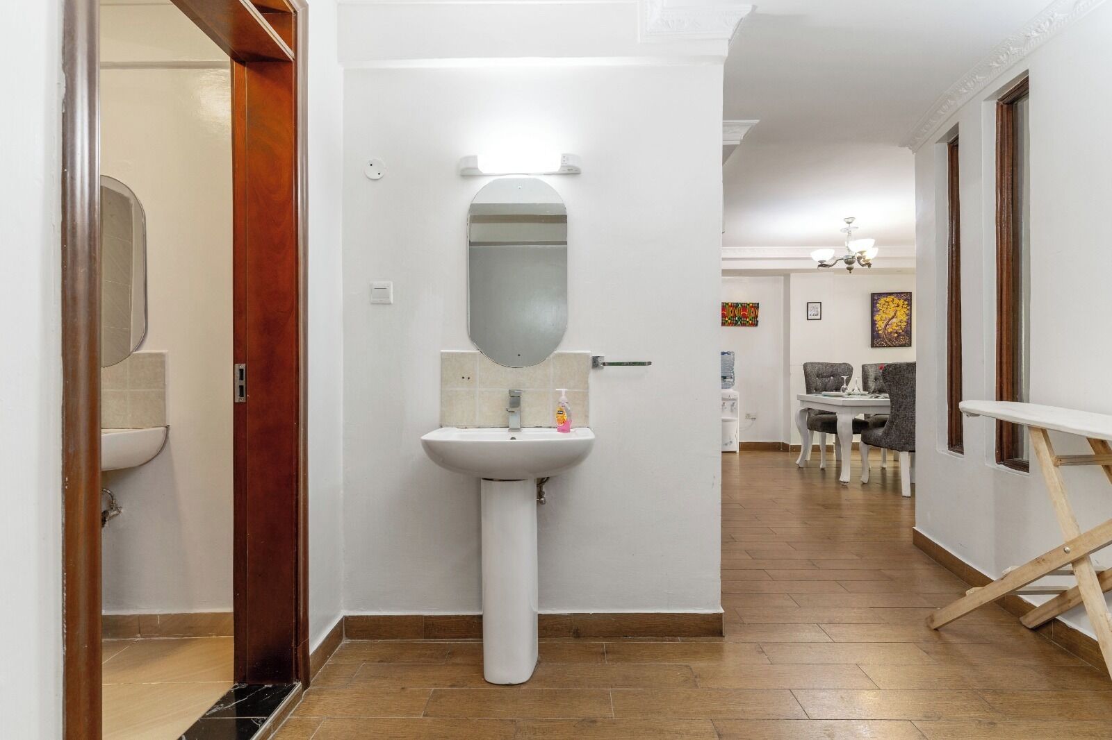 Serviettes fournies, savon, shampoing, papier toilette