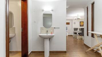 Serviettes fournies, savon, shampoing, papier toilette