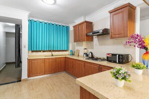 Fridge, microwave, oven, stovetop - Luxury 4BR Kilimani - Rooftop Pool & Gym (Nairobi)