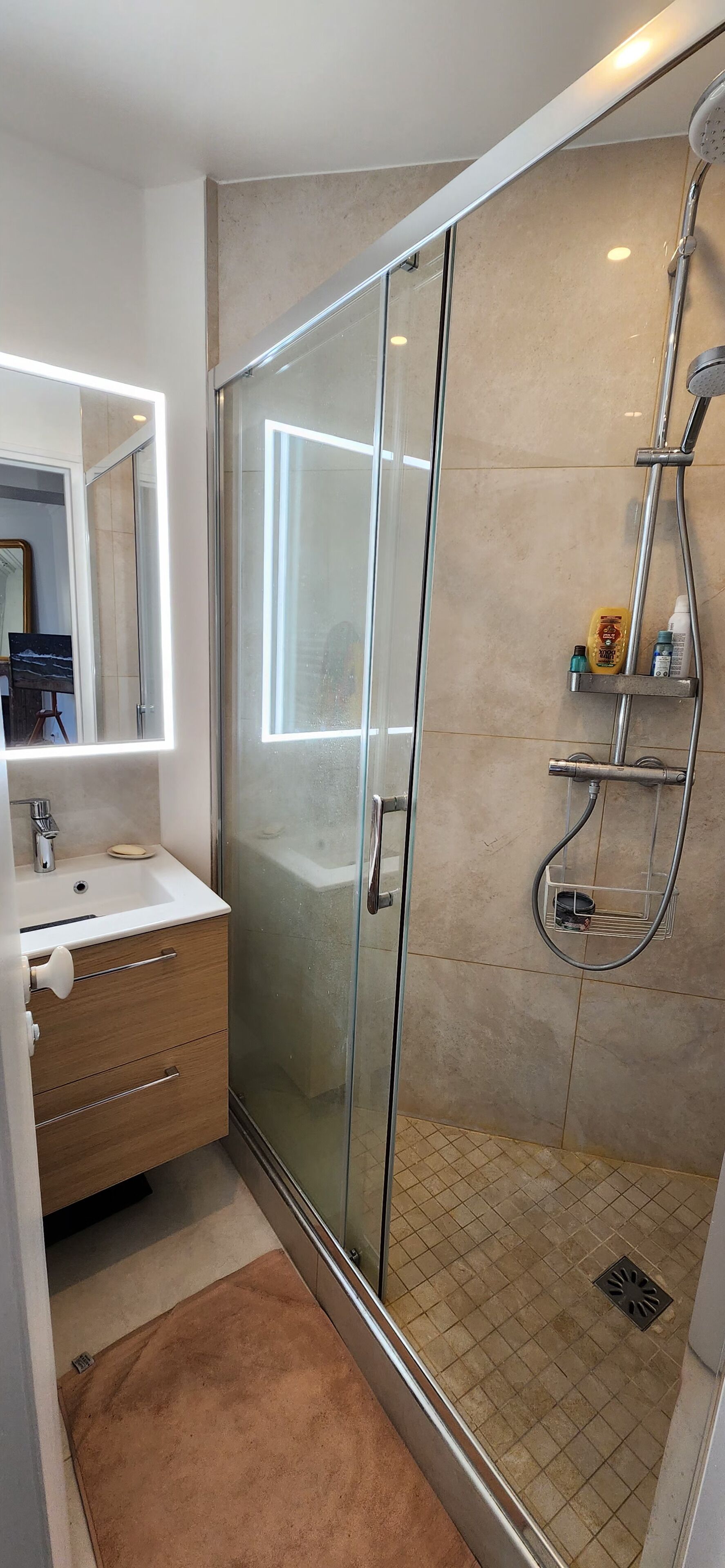 Douche, serviettes fournies, savon, papier toilette