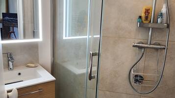 Douche, serviettes fournies, savon, papier toilette