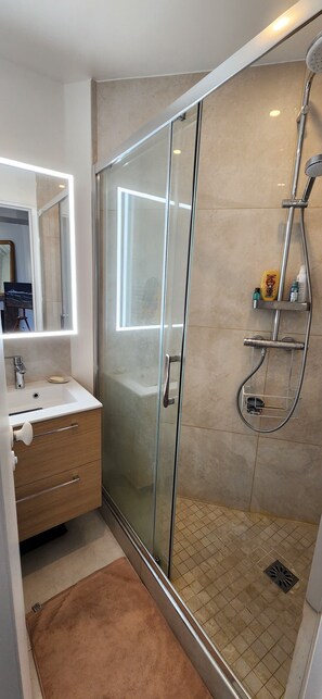 Shower, towels, soap, toilet paper