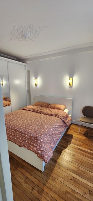 2 bedrooms, desk, iron/ironing board, WiFi