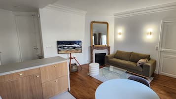 Télévision, cheminée, écrans d'ordinateur