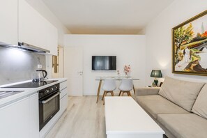 Interior - Leo`s City View Apartment by PikHost (Tiranë)