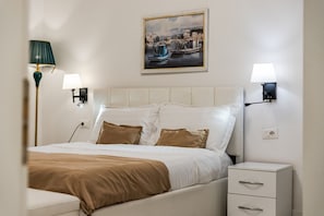 Iron/ironing board, WiFi, bed sheets - Leo`s City View Apartment by PikHost (Tiranë)