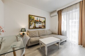 TV - Leo`s City View Apartment by PikHost (Tiranë)