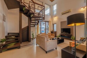 Villa, 3 Bedrooms, Pool View, Beachside | Ruang tamu | 42 inci sebuah televisyen pintar dengan digital 