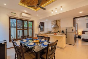 Biệt thự, 3 phòng ngủ, quang cảnh hồ bơi, cạnh bãi biển | Khu ăn uống