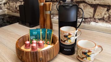 Apartamento clássico, sacada | Café e/ou cafeteira