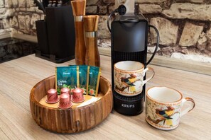 Apartamento clássico, sacada | Café e/ou cafeteira