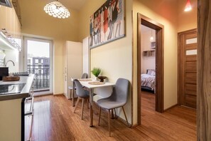 Um espaço compacto com cozinha compacta, área de refeições e quarto.
