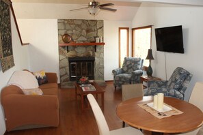 Smart TV - Fantastic 2-bedroom townhome with AC in charming Helen (Helen)