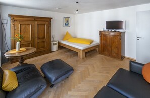 1 dormitorio, tabla de planchar con plancha, wifi y ropa de cama