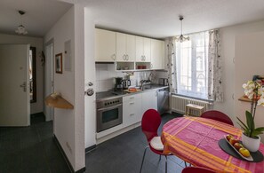 Frigorífico, microondas, placa de cocina y lavavajillas