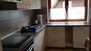 Een koelkast, een magnetron, een oven, een kookplaat