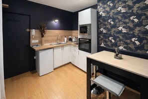 Een koelkast, een magnetron, een oven, een koffiezetapparaat/waterkoker