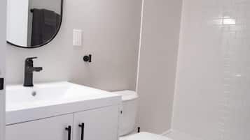 Kamar Quadruple Klasik, Bebas Asap Rokok | Kamar mandi | Shower, handuk, dan tisu toilet