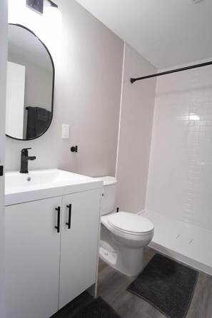 Classic Quadruple Room, Non Smoking | Bathroom - CK Motel (Chatham)