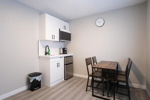Quarto quádruplo clássico, para não fumantes | Cozinha privada | Frigobar, micro-ondas, cooktop, talheres/pratos/utensílios de cozinha