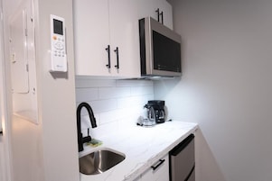 Quarto casal clássico, para não fumantes | Cozinha privada | Frigobar, micro-ondas, cooktop, talheres/pratos/utensílios de cozinha