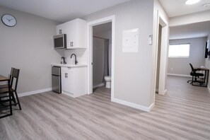 Classic Quadruple Room | Interior - CK Motel (Chatham)