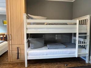 Perhestudio, tupakointi kielletty, lemmikit sallittu | Työpöytä, kannettavalle tietokoneelle sopiva työtila