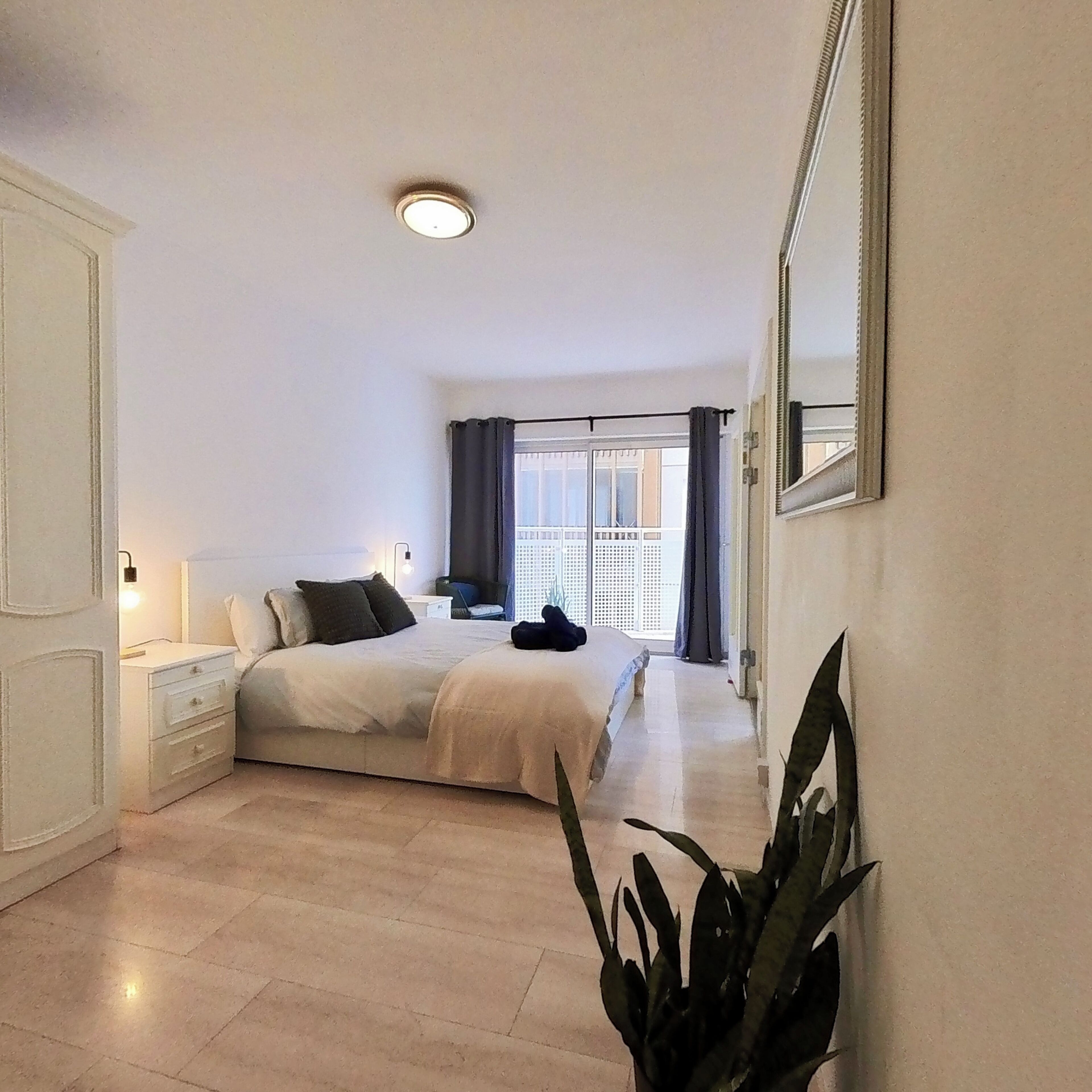 1 dormitorio, tabla de planchar con plancha, wifi y ropa de cama