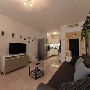 Living area - NEW AC Central Escape with Pool Access for Family of 4 (Gibraltar)