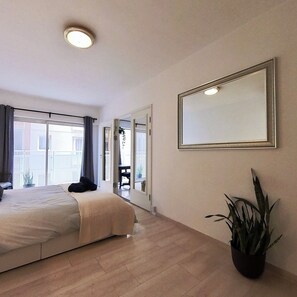 Room - NEW AC Central Escape with Pool Access for Family of 4 (Gibraltar)