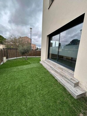 Exterior detail - 5-bedroom house with a lake view and close to the ocean (Leucate)