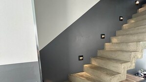 A concrete staircase with built-in lighting, leading to a dark floor. - Seaside house adjoining the beach Leucate La Franqui (Leucate)
