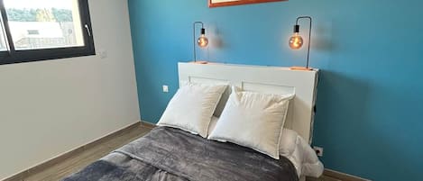 5 bedrooms, iron/ironing board, WiFi, bed sheets
