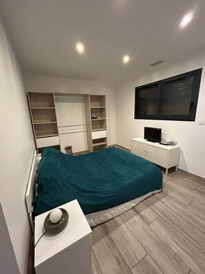 5 bedrooms, iron/ironing board, WiFi, bed sheets - 5-bedroom house, overlooking the lake and near the ocean (Leucate)