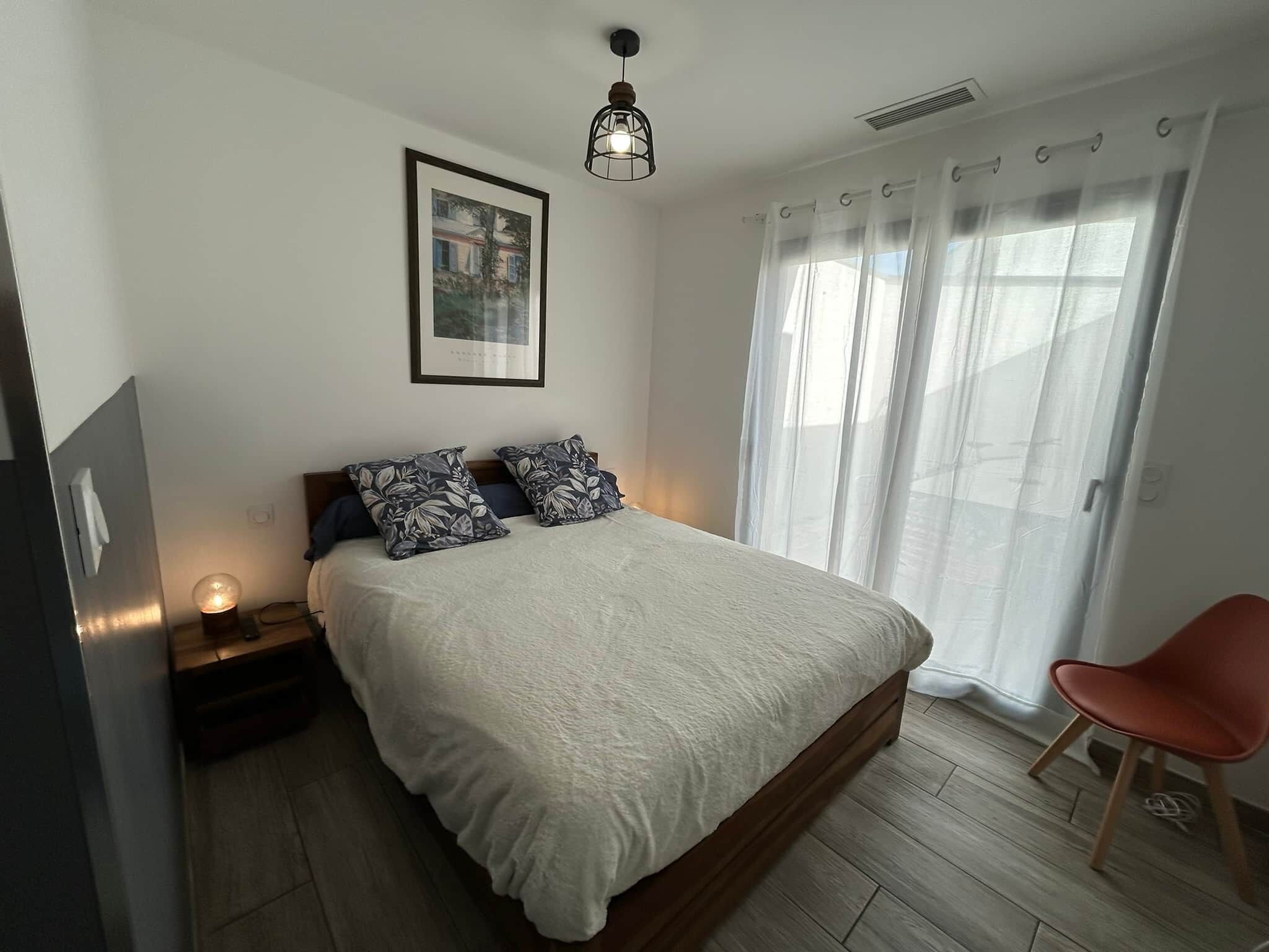 5 slaapkamers, een strijkplank/strijkijzer, wifi, beddengoed