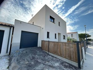 Exterior - 5-bedroom house, overlooking the lake and near the ocean (Leucate)