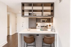 Fridge, microwave, oven, stovetop - Luxury Apt with Gym & Pool (New York, NY)