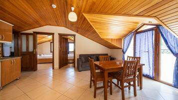 Familienapartment, 2 Schlafzimmer, Nichtraucher, Bergblick | Speisen