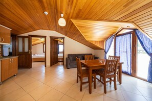 Familienapartment, 2 Schlafzimmer, Nichtraucher, Bergblick | Speisen