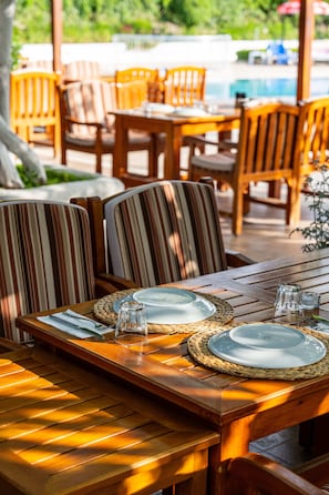 Petit déjeuner, déjeuner et dîner servis sur place