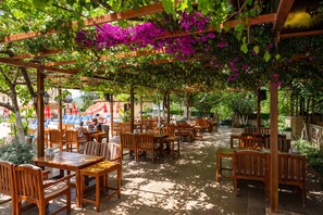 Outdoor dining - Gokcen Hotel & Aparments (MUĞLA)