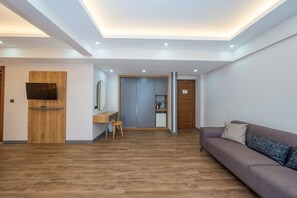 Superior Suite, 1 Queen Bed, Non Smoking, Mountain View | Living area