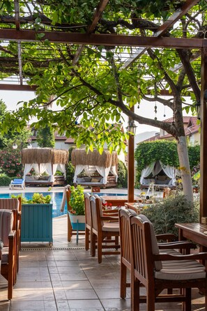Piscine extérieure (ouverte en saison), parasols de plage