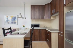 Kühlschrank, Mikrowelle, Herdplatte, Wasserkocher