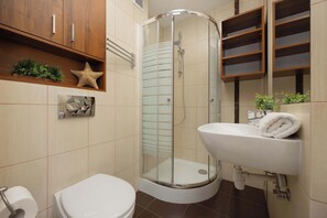 Dusche, Haartrockner, Handtücher, Shampoo