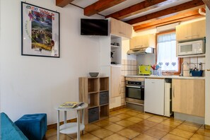 Fridge, microwave, oven, stovetop - Gite Riesling – Kaysersberg Vignoble, Mountain View, Private Terrace & Wi-Fi (Kaysersberg Vignoble)