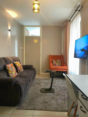 Living area - Snowhaven Kiambu rd|1 bedroom apt_ Swimming pool. (Nairobi)